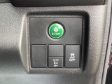 VSA装備車です。VSAはドライバーの操作と車の動きを見守っています。もし車の挙動が乱れたとき、4輪別々にブレーキをかけたり、エンジンパワーをしぼることによって車を安定させます。