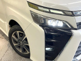 【LEDヘッドライト】悪天候や夜間走行時も良好な視界を確保し安心して運転できる高輝度LEDヘッドライトを装備!点灯速度が早く、消費電力も抑えられています。