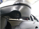 助手席側で見えにくい左前方の映像を、車内のマルチファンクションディスプレイに映し出します。前方への駐車や左寄せ、狭い道でのすれ違いなど、さまざまなシーンで安心して運転できる便利な機能です。