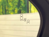 【ブラインドスポットモニター】走行中、ドアミラーの死角になりやすい箇所に後続車が接近するとサイドミラーのレンズに警告を表示!ドライバーに注意喚起をしてくれます。