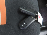 スマートキーです。バッグやポケットに携帯していれば、キーを取り出さなくてもドアの解錠・施錠ができます。エンジンの始動はブレーキを踏みながらパワースイッチをワンプッシュするだけです。
