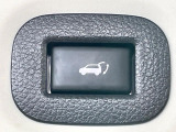 【パワーバックドア】スマートキーや運転席のボタンを押すだけでリアゲートが自動で開閉します!荷物を持っている時や、高い位置にあるバックドアを閉める際に便利な機能です♪