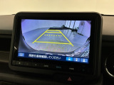 リバースギアに入れるだけで後方の表示へ切り替わります。夜間や雨の日の駐車も楽になりますよ。