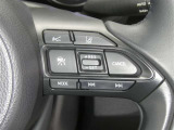 【レーダークルーズコントロール】(全車速追従機能付)付きです。車速に応じて追従支援してくれるので、ロングドライブも快適です。詳細は販売店スタッフまでおたずねください。