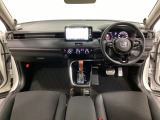 車内は光触媒抗菌消臭施工済です。インパネ周りはスタイリッシュなデザインで機能や装備も充実しています。グローブボックスやカップホルダーのほかにトレーなどたくさんの収納スペースが付いています。