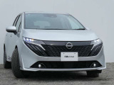 アダプティブLEDヘッドライト。フロントカメラで前方の状況を検知し対向車や先行車に眩しい思いをさせることなく必要なところだけを遠くまで照射します。