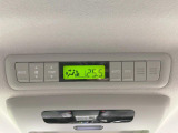 【リアオートエアコン】広い後部座席には必須の機能!風量や温度を自動で調整し前席と同様な車内環境にしてくれるリアオートエアコンを装備。夏の暑さも冬の寒さもストレスなく快適にお過ごしいただけます♪