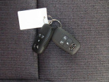 電子キーをポケットやカバンに入れているだけで、ドアの開錠・施錠が行えます。荷物を抱えていてもラクラク開閉です。エンジン始動も行えます。