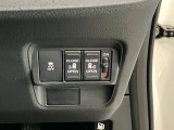 【リア両側パワースライドドア】リモコンなどで自動開閉。Hondaスマートキーを携帯していれば、軽い力で解錠とドアオープンが行えます。半ドア状態まで閉めると、自動的に全閉する機能付き。