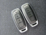 〔インテリジェントキー〕機械的に鍵を開閉するのではなく、バックやポケットの中に持っているだけで開閉やエンジン始動なども可能なインテリジェントキーシステムです