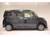 機動力を高める小回り性能。 細い路地に入る時やUターン時、車庫入れや縦列駐車時の取り回しがスムーズに行えます。