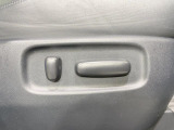 【パワーシート】スイッチ一つで簡単にシートの微調整が可能!電動だから力もいりません!快適なシートポジションにセットして、快適なドライブをお楽しみください。