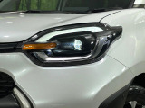 【LEDヘッドライト】悪天候や夜間走行時も良好な視界を確保し安心して運転できる高輝度LEDヘッドライトを装備!点灯速度が早く、消費電力も抑えられています。