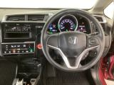 【ハンドル】運転にかかわる様々な操作を安全に行えるように視点移動が少なく操作性に配慮されたスイッチ類が凝縮されたコックピットです。