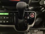 CVT車のセレクトレバーです。低速から高速まで、変速ショックのないスムーズな走りを実現するとともに、エンジン効率のよい領域を維持することで燃費にも貢献します。