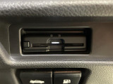 【純正ビルトインETC】有料道路を利用する際に料金所で停止することなく通過できる、ETC車載器が装備されています。セットアップを行うことで利用可能になります。
