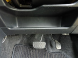 運転席の前にもちょっとした小物を置いておけるトレイがあります。