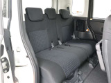 リアシートも厚く、長時間の移動もらくらくです!車種によってはラゲージスペースやトランクへのアクセスも可能!乗り心地・使い勝手共に充実です!!