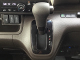 シフトレバーが高い位置にあるため、視線移動が少なく、運転中でも自然な姿勢で操作できます。