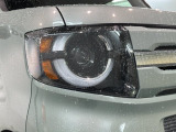 LEDヘッドライトは、点灯の瞬間から最大光量を発揮し、突然暗くなるトンネルなどでの安定感を高めます。