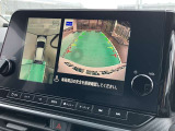 アラウンドモニター、上空から見下ろしているかのような映像をディスプレイに映し出し、スムースな駐車をサポートします。さらに、人や自転車など周囲に動くものがいる場合には、表示とブザーで注意を促します。
