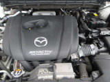 「SKYACTIV-G(ガソリン)」は、規格外の高圧縮を実現し、世界のエンジン技術者に驚きを与えました。さらに、それを維持したままノッキングの発生を抑え、熱効率を向上、走りにも寄与したエンジンです。