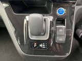 e-POWERは、アクセルを踏むと加速し、緩めると減速しながら発電するため、ペダルの踏みかえ回数が大幅に減り、運転の疲労を軽減します。