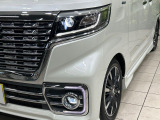【LEDヘッドライト】悪天候や夜間走行時も良好な視界を確保し安心して運転できる高輝度LEDヘッドライトを装備!点灯速度が早く、消費電力も抑えられています。