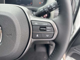 【クルーズコントロール】アクセル操作なしで一定速度を保つ機能。先行車との距離を自動調整する追従型が主流で、高速走行時の疲労を劇的に軽減します。長距離移動が多いお客様への商談では必須の快適装備です。
