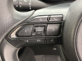 運転中、オーディオの操作をしてて、ハッとしたことはありませんか?ステアリングスイッチは、運転中でもハンドルでオーディオの操作が可能です。安全なドライブをサポートします。