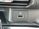 充電端子が装備されていますので車内でスマートフォンなどの充電が可能です。