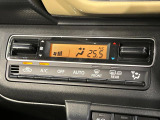 【オートエアコン】一度お好みの温度に設定すれば、車内の温度を検知し風量や温度を自動で調整。暑い&hellip;寒い&hellip;と何度もスイッチ操作をする必要はありません。快適な車内空間には必須の機能ですね♪