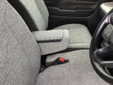運転席にはアームレストも付いてます。