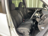 乗降がしやすい運転席。高さが調節できて小柄な方でも運転しやすいポジションをとることができます。
