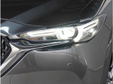 【LEDヘッドライト】悪天候や夜間走行時も良好な視界を確保し安心して運転できる高輝度LEDヘッドライトを装備。明るい上に点灯速度が早く消費電力も抑えられています。