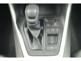 ハイブリッドカーですが運転操作は普通の車と変わりませんのでご安心ください。操作方法はスタッフが説明いたしますのでお気軽にご質問ください