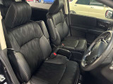 運転席の画像です。足元やシートまわりに余裕があり、リラックスした姿勢で運転が可能です。視界も良好で操作系へのアクセスもしやすく、快適で安心感のあるドライブをサポートします。