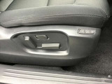 メモリー機能付きパワーシートです。細かいシートポジションの調整が可能になるのに加え4つのポジションのメモリーが可能になります。ご家族でご使用になる際にはとても便利です