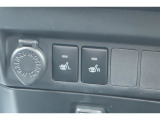 運転席と助手席にシートヒーターが付いています。