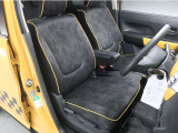運転席はシートリフター機能付きです☆