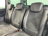 シートは適度な硬さによって長時間の運転でも疲れにくいと定評があります。国産車とは全く違った座り心地ですが、長年培われた欧州の椅子文化をご体感ください。