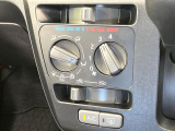 寒い冬も暑い夏も全席に快適な空調を届けてくれる、ダイヤル式エアコンを装備♪
