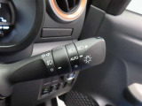 スイッチをオートに設定しておけば、車外の明るさに応じて自動的にヘッドランプを点灯・消灯します。夕暮れ時やトンネルの続く山道などを走行する時に便利なコンライトを装備しています。