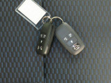 電子キーをポケットやカバンに入れているだけで、ドアの開錠・施錠が行えます。荷物を抱えていてもラクラク開閉です。エンジン始動も行えます。