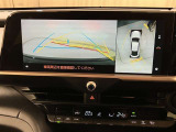 車両を真上から見た様な視点のパノラミックビューモニターを搭載しています。後方の死角だけでなく左右や前方の障害物の発見も容易になります。車載カメラの視点切替スイッチで様々な視野表示切替も可能です。