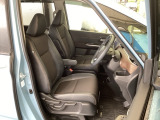 フロント広々、セパレートシートの運転席は、ハイトアジャスターが付いているので、快適にドライブができます。ハンドルはテレスコピック機能で、ハンドル位置を上・下・手前・奥に調節できます。
