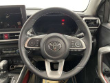 快適な操作性の運転席、ハンドルも綺麗に清掃済みです!もちろん安全を守るエアバッグも装備しているので安心してお乗りいただけます(^^)