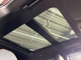 【パノラマルーフ】大型のガラスルーフ搭載で車内の解放感が一気にアップ!開放的なドライブをお楽しみいただけます。