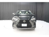 エクステリアは、一目でLEXUSとわかるスピンドルグリルを起点に、人が乗るキャビンの前後を大胆に絞り込んだ菱形のボディと力強く張り出したホイールフレアを融合させ、タイヤの存在を強調しています。