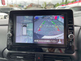 車を真上から見ているように、周囲の状況を把握しながら安心して駐車が行えるアラウンドビューモニター装備!